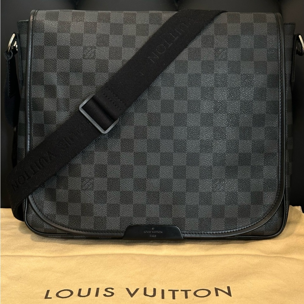 Louis Vuitton Damier Graphite Daniel MM Messenger – Unused – Made in France